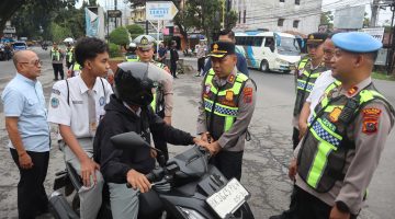 Kapolres Langkat beri bingkisan untuk pegendara yang tertib berlalu lintas