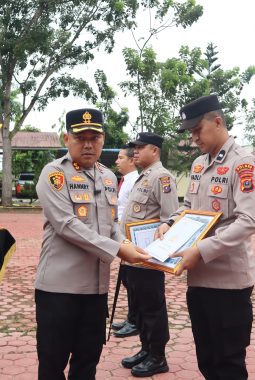 Pimpin Apel Pagi, Kapolres Langkat Beri Penghargaan kepada Personel Berprestasi