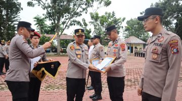 Pimpin Apel Pagi, Kapolres Langkat Beri Penghargaan kepada Personel Berprestasi