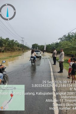 Banjir Rendam Jalan Sumor bor-Tanjung Selamat, Polsek Padang Tualang Sigap Atur Lalu Lintas