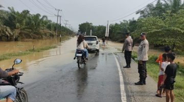 Banjir Rendam Jalan Sumor bor-Tanjung Selamat, Polsek Padang Tualang Sigap Atur Lalu Lintas