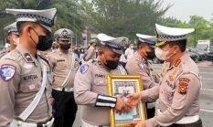 Pagi ini, Dirlantas Polda Riau Berikan Penghargaan kepada 13 Personel Ditlantas Polda Riau yang Berprestasi