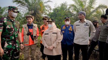 Sungai Meranti Tinjauan Karhutla Bupati Kasmarni Turun langsung Padamkan Api