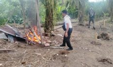Komitmen Berantas Narkoba,Polsek Medan Kota Gerebek Dan Bakar Sarang Narkoba