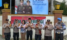 KAPOLSEK MEDAN BARU BAMBANG GUNANTI, SH, MH BERSAMA PERSONEL TEBAR KEPEDULIAN LEWAT JUMAT BAROKAH, 200 BUNGKUS NASI DIBAGIKAN KEPADA WARGA