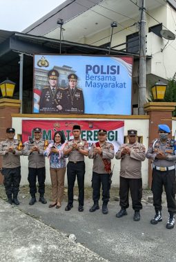KAPOLSEK MEDAN BARU BAMBANG GUNANTI, SH, MH BERSAMA PERSONEL TEBAR KEPEDULIAN LEWAT JUMAT BAROKAH, 200 BUNGKUS NASI DIBAGIKAN KEPADA WARGA