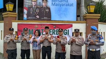 KAPOLSEK MEDAN BARU BAMBANG GUNANTI, SH, MH BERSAMA PERSONEL TEBAR KEPEDULIAN LEWAT JUMAT BAROKAH, 200 BUNGKUS NASI DIBAGIKAN KEPADA WARGA