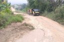 Potret ruas Jalan Budi Mulia di Tenayan Raya, Pekanbaru, yang setiap hari menjadi jalur aktivitas warga, anak sekolah, dan jemaah rumah ibadah.