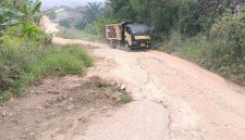 Potret ruas Jalan Budi Mulia di Tenayan Raya, Pekanbaru, yang setiap hari menjadi jalur aktivitas warga, anak sekolah, dan jemaah rumah ibadah.