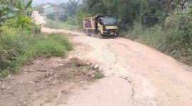 Potret ruas Jalan Budi Mulia di Tenayan Raya, Pekanbaru, yang setiap hari menjadi jalur aktivitas warga, anak sekolah, dan jemaah rumah ibadah.