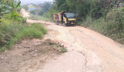 Jalan rusak di Jalan Budi Mulia RT 02 RW 01 Tuah Negeri Pekanbaru yang dikeluhkan warga.
