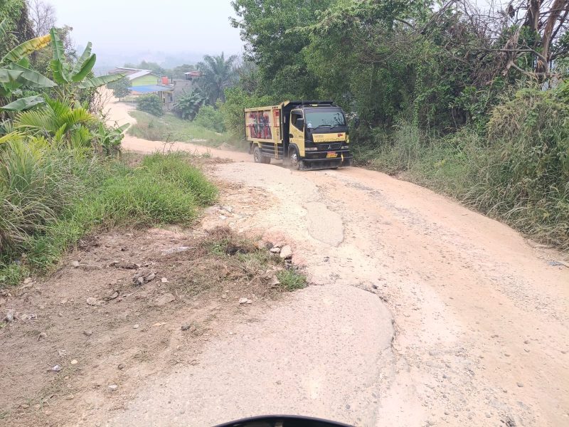 Potret ruas Jalan Budi Mulia di Tenayan Raya, Pekanbaru, yang setiap hari menjadi jalur aktivitas warga, anak sekolah, dan jemaah rumah ibadah.